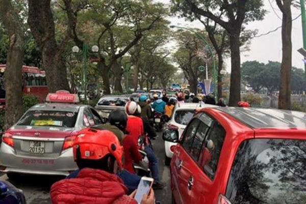 Người dân đi du xuân đầu năm đường phố Hà thành kẹt cứng - Ảnh 5. Người dân đi du xuân đầu năm đường phố Hà thành kẹt cứng - Ảnh 5.