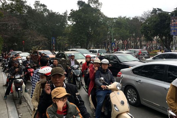 Người dân đi du xuân đầu năm đường phố Hà thành kẹt cứng - Ảnh 6. Người dân đi du xuân đầu năm đường phố Hà thành kẹt cứng - Ảnh 6.