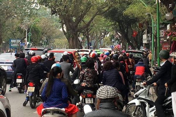 Người dân đi du xuân đầu năm đường phố Hà thành kẹt cứng - Ảnh 7. Người dân đi du xuân đầu năm đường phố Hà thành kẹt cứng - Ảnh 7.