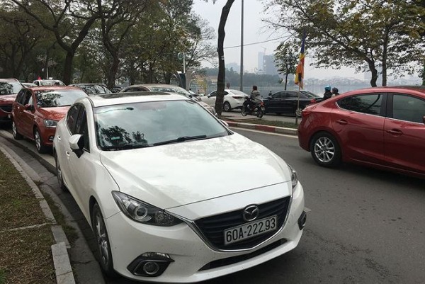 Người dân đi du xuân đầu năm đường phố Hà thành kẹt cứng - Ảnh 8. Người dân đi du xuân đầu năm đường phố Hà thành kẹt cứng - Ảnh 8.