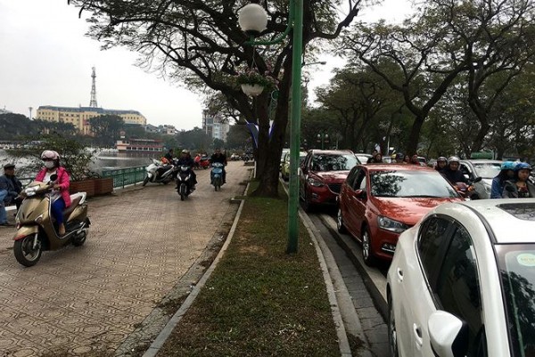 Người dân đi du xuân đầu năm đường phố Hà thành kẹt cứng - Ảnh 10. Người dân đi du xuân đầu năm đường phố Hà thành kẹt cứng - Ảnh 10.