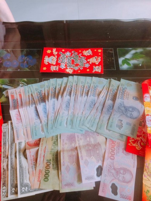 Tiền lì xì Tết là một trong những truyền thống văn hóa đặc trưng của dịp Tết Nguyên Đán. Hình ảnh về tiền lì xì Tết sẽ mang đến những cảm xúc tươi vui và may mắn cho mỗi gia đình Việt vào dịp đầu năm.