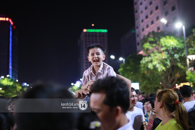 Sài Gòn tối mùng 1 Tết: Trẻ em thích thú cởi áo, nhảy vào đài phun nước đường hoa Nguyễn Huệ để nô đùa - Ảnh 6.