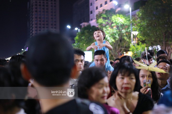 Sài Gòn tối mùng 1 Tết: Trẻ em thích thú cởi áo, nhảy vào đài phun nước đường hoa Nguyễn Huệ để nô đùa - Ảnh 7.