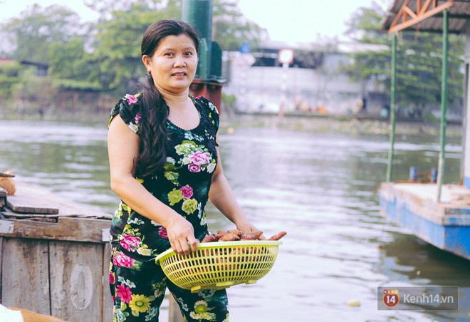Tết bình dị của người dân xóm chài lênh đênh giữa Sài Gòn: Mâm cỗ đơn giản chỉ với mấy con cá khô - Ảnh 12.