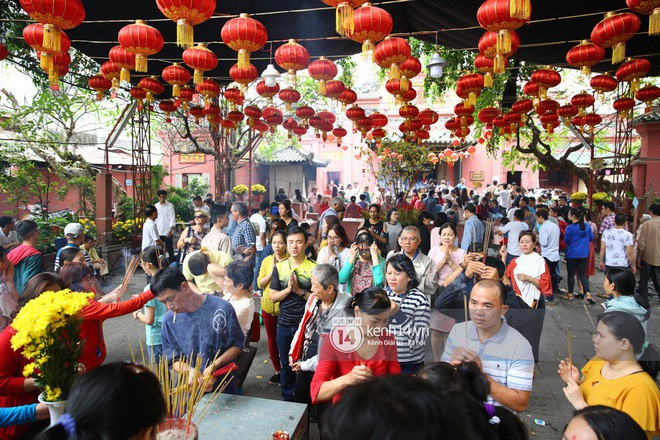 Người dân ùn ùn rủ nhau đến 4 ngôi chùa xóa ế nổi tiếng nhất Sài Gòn cầu duyên - Ảnh 12.