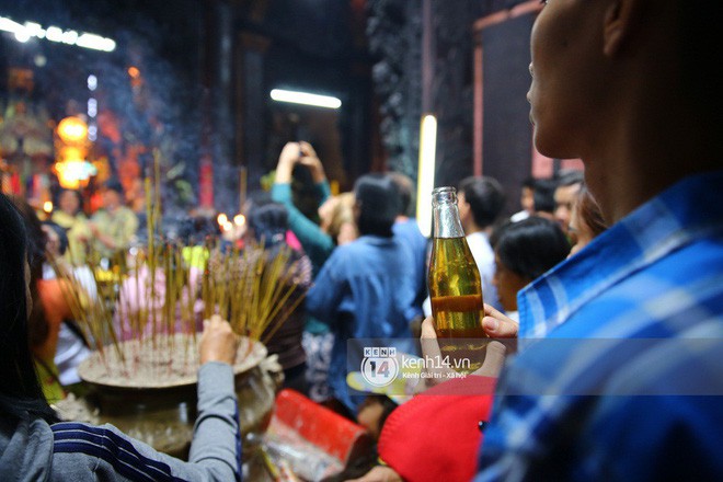 Người dân ùn ùn rủ nhau đến 4 ngôi chùa xóa ế nổi tiếng nhất Sài Gòn cầu duyên - Ảnh 14.