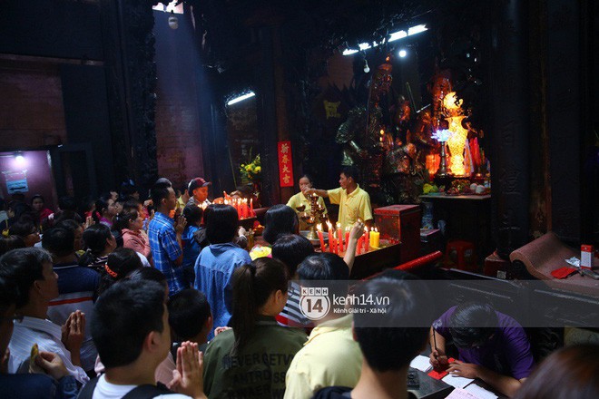 Người dân ùn ùn rủ nhau đến 4 ngôi chùa xóa ế nổi tiếng nhất Sài Gòn cầu duyên - Ảnh 17.