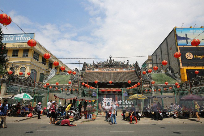 Người dân ùn ùn rủ nhau đến 4 ngôi chùa xóa ế nổi tiếng nhất Sài Gòn cầu duyên - Ảnh 23.