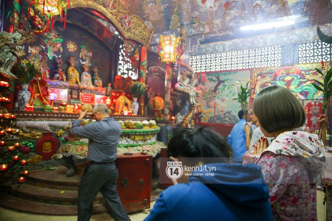 Người dân ùn ùn rủ nhau đến 4 ngôi chùa xóa ế nổi tiếng nhất Sài Gòn cầu duyên - Ảnh 4.