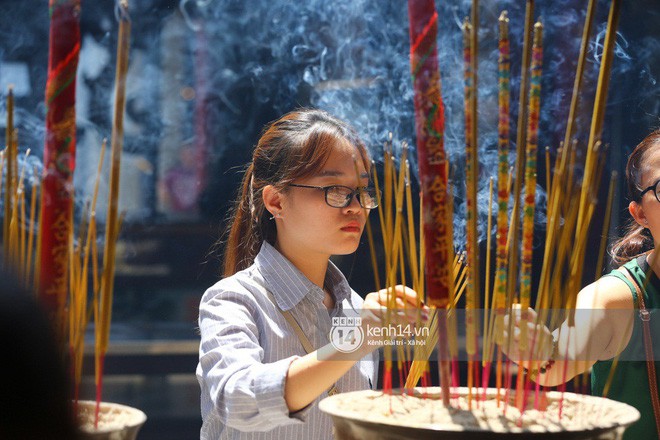 Người dân ùn ùn rủ nhau đến 4 ngôi chùa xóa ế nổi tiếng nhất Sài Gòn cầu duyên - Ảnh 32.