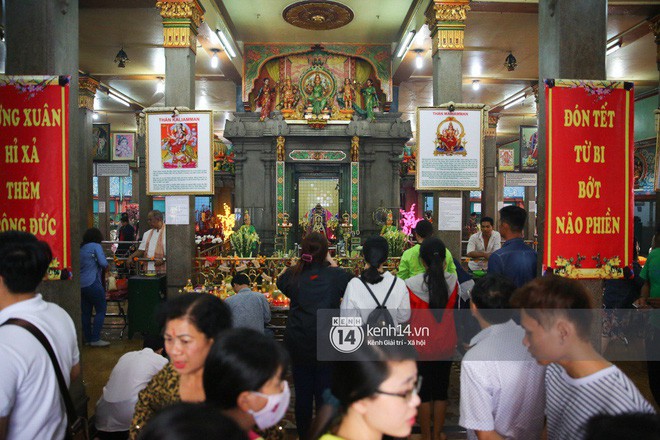Người dân ùn ùn rủ nhau đến 4 ngôi chùa xóa ế nổi tiếng nhất Sài Gòn cầu duyên - Ảnh 35.