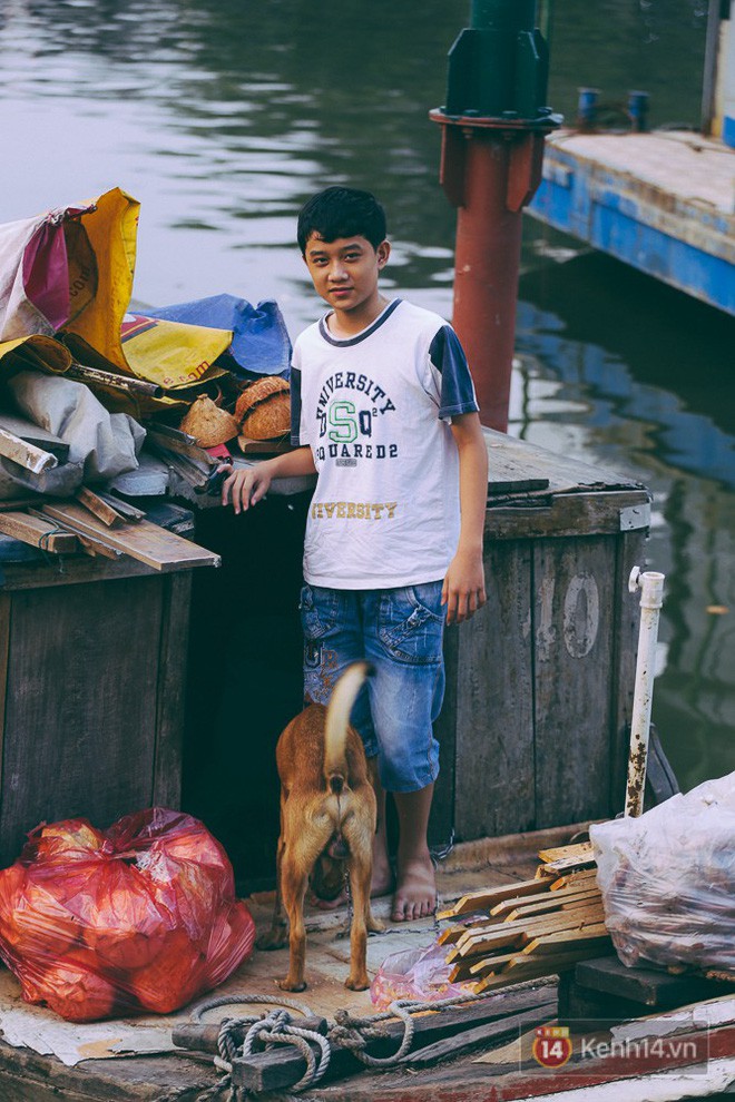 Tết bình dị của người dân xóm chài lênh đênh giữa Sài Gòn: Mâm cỗ đơn giản chỉ với mấy con cá khô - Ảnh 10.