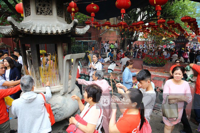 Người dân ùn ùn rủ nhau đến 4 ngôi chùa xóa ế nổi tiếng nhất Sài Gòn cầu duyên - Ảnh 10.