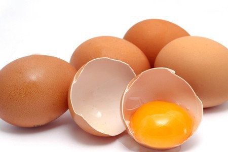 Những thực phẩm tuyệt đối không cho trẻ dưới 3 tuổi ăn - Ảnh 2.