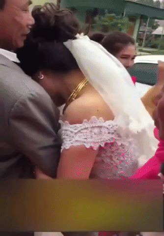 Xem clip cô dâu Nghệ An níu chặt tay bố, khóc nức nở trong ngày cưới khiến cô gái nào sắp lên xe hoa cũng phải rơi lệ - Ảnh 2.