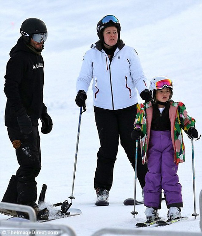 Công chúa nhỏ Harper Beckham diện đồ cực xinh trổ tài trượt tuyết cùng bố và anh trai - Ảnh 1.