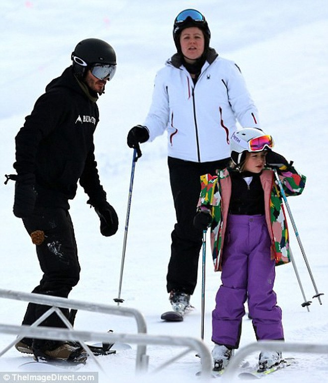 Công chúa nhỏ Harper Beckham diện đồ cực xinh trổ tài trượt tuyết cùng bố và anh trai - Ảnh 2.