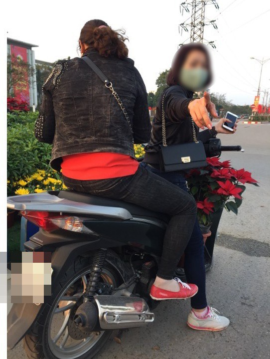 Clip bức xúc: Hai nữ “ninja” Hà Nội đi SH trộm hoa Tết ở vòng xuyến và văng tục khi bị tài xế ô tô nhắc nhở - Ảnh 3.