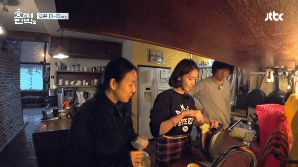 Cô đầu bếp Yoona (SNSD) khiến fan trầm trồ vì tài nấu ăn trong show nhà Hyori - Ảnh 2.
