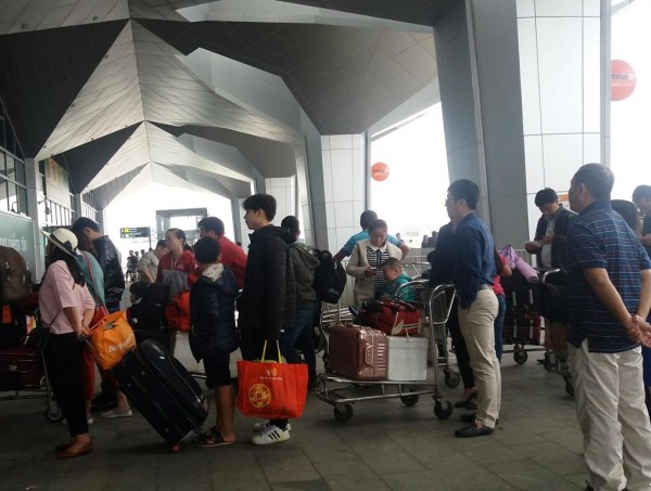 Hàng chục chuyến bay bị hủy, hàng nghìn hành khách vật vã tại sân bay - Ảnh 1.