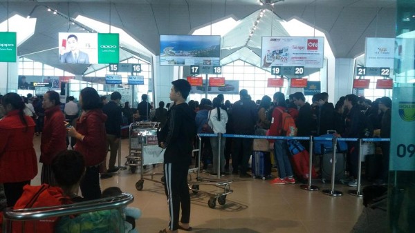 Hàng chục chuyến bay bị hủy, hàng nghìn hành khách vật vã tại sân bay - Ảnh 2.