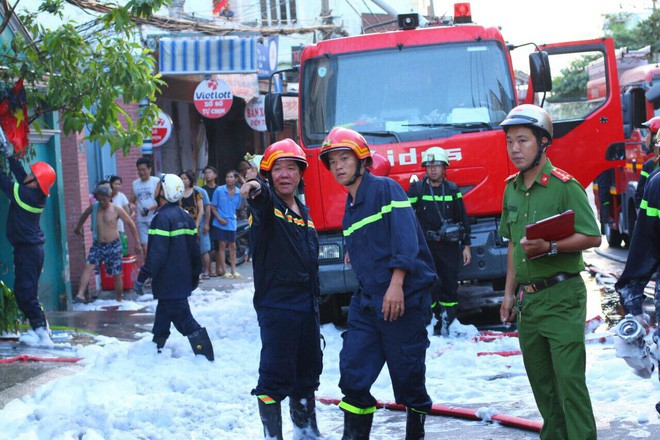 Căn nhà 2 tầng bị lửa thiêu rụi ở Sài Gòn ngày mùng 5 Tết - Ảnh 2.