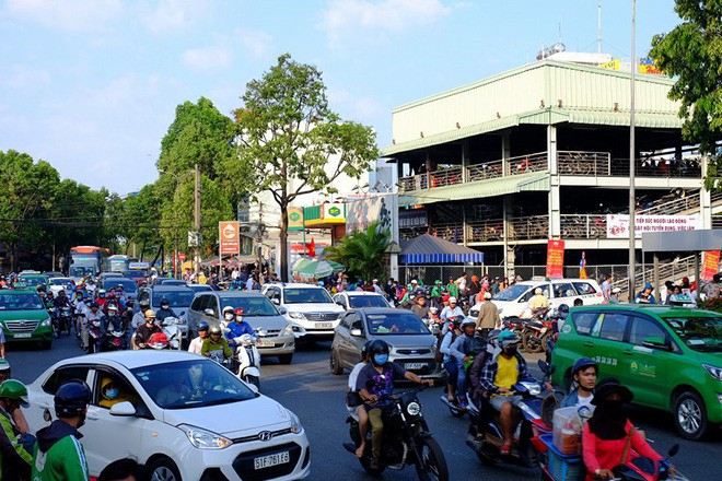 Sợ nắng gắt nhiều cha mẹ đợi đến chiều tối ngày cuối cùng nghỉ Tết mới đưa con từ quê trở lại Sài Gòn - Ảnh 1.