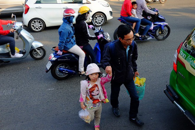 Sợ nắng gắt nhiều cha mẹ đợi đến chiều tối ngày cuối cùng nghỉ Tết mới đưa con từ quê trở lại Sài Gòn - Ảnh 7.