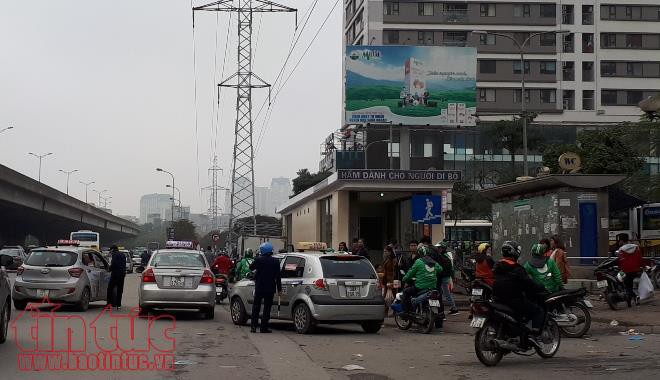 Ngày cuối cùng của kỳ nghỉ Tết, các tuyến đường xung quanh bến xe Mỹ Đình không ùn ứ  - Ảnh 4.