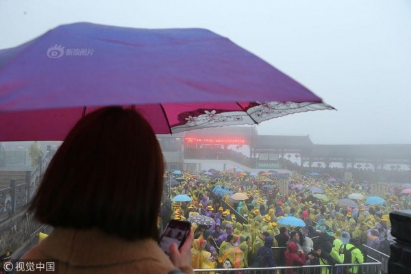 Trung Quốc: Biển người mặc áo mưa, chen chân ở các điểm du xuân - Ảnh 2.