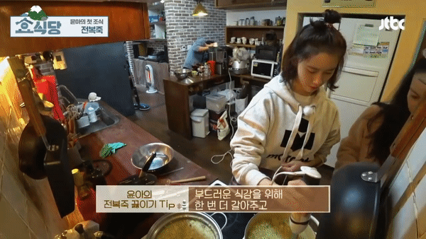 Cô đầu bếp Yoona (SNSD) khiến fan trầm trồ vì tài nấu ăn trong show nhà Hyori - Ảnh 12.