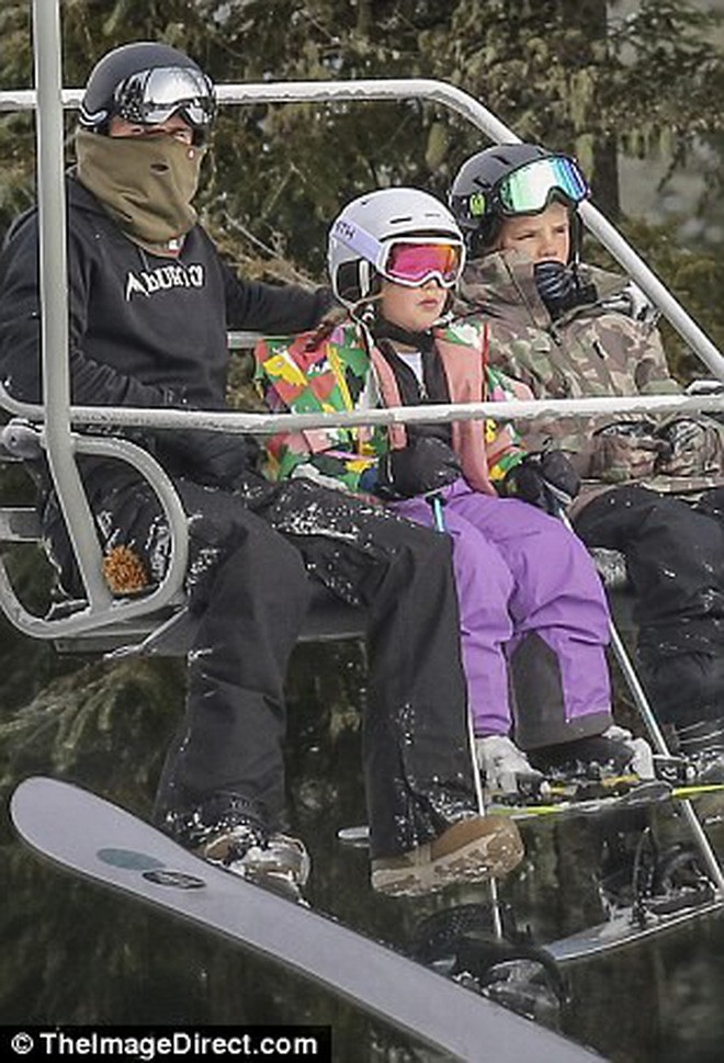 Công chúa nhỏ Harper Beckham diện đồ cực xinh trổ tài trượt tuyết cùng bố và anh trai - Ảnh 14.