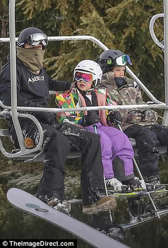 Công chúa nhỏ Harper Beckham diện đồ cực xinh trổ tài trượt tuyết cùng bố và anh trai - Ảnh 15.