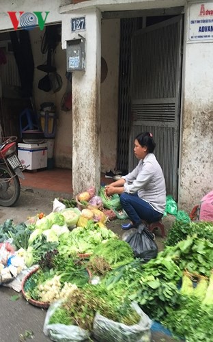 Chợ cóc, siêu thị thưa vắng khách ngày mùng 5 Tết - Ảnh 3.