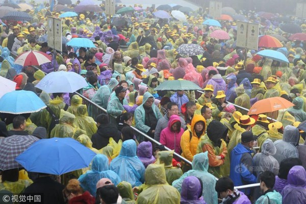Trung Quốc: Biển người mặc áo mưa, chen chân ở các điểm du xuân - Ảnh 3.