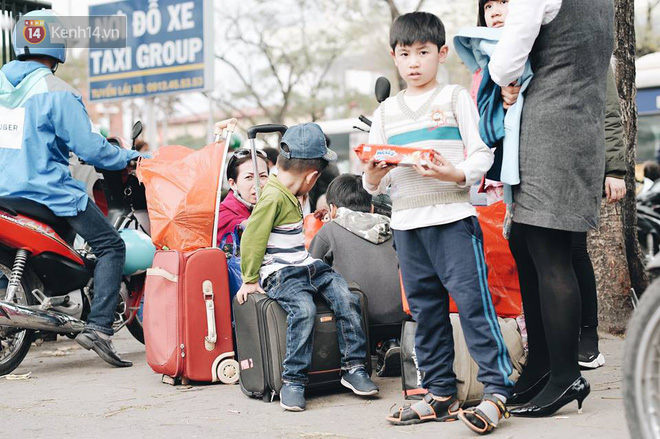 Người dân mang theo hành lí chất trên nóc ô tô, xe máy đổ về Hà Nội và Sài Gòn sau kì nghỉ Tết Nguyên đán kéo dài 1 tuần - Ảnh 22.