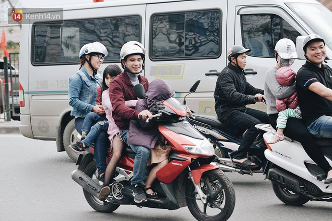 Người dân mang theo hành lí chất trên nóc ô tô, xe máy đổ về Hà Nội và Sài Gòn sau kì nghỉ Tết Nguyên đán kéo dài 1 tuần - Ảnh 23.