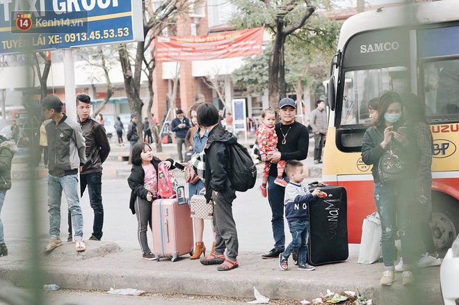 Người dân mang theo hành lí chất trên nóc ô tô, xe máy đổ về Hà Nội và Sài Gòn sau kì nghỉ Tết Nguyên đán kéo dài 1 tuần - Ảnh 24.