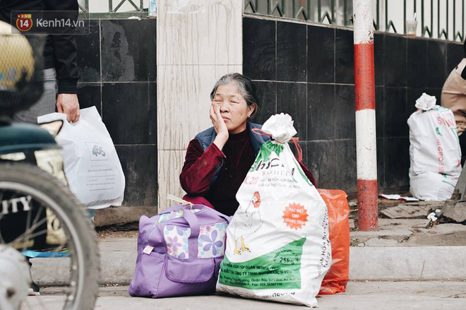 Người dân mang theo hành lí chất trên nóc ô tô, xe máy đổ về Hà Nội và Sài Gòn sau kì nghỉ Tết Nguyên đán kéo dài 1 tuần - Ảnh 27.