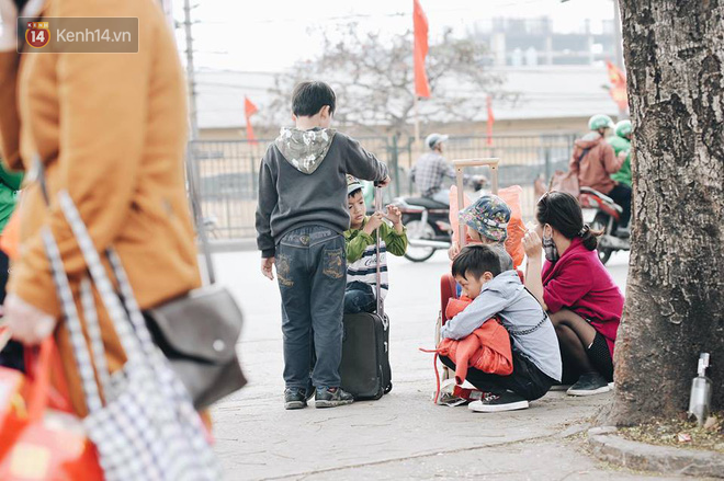 Người dân mang theo hành lí chất trên nóc ô tô, xe máy đổ về Hà Nội và Sài Gòn sau kì nghỉ Tết Nguyên đán kéo dài 1 tuần - Ảnh 29.