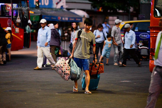 Người dân mang theo hành lí chất trên nóc ô tô, xe máy đổ về Hà Nội và Sài Gòn sau kì nghỉ Tết Nguyên đán kéo dài 1 tuần - Ảnh 30.