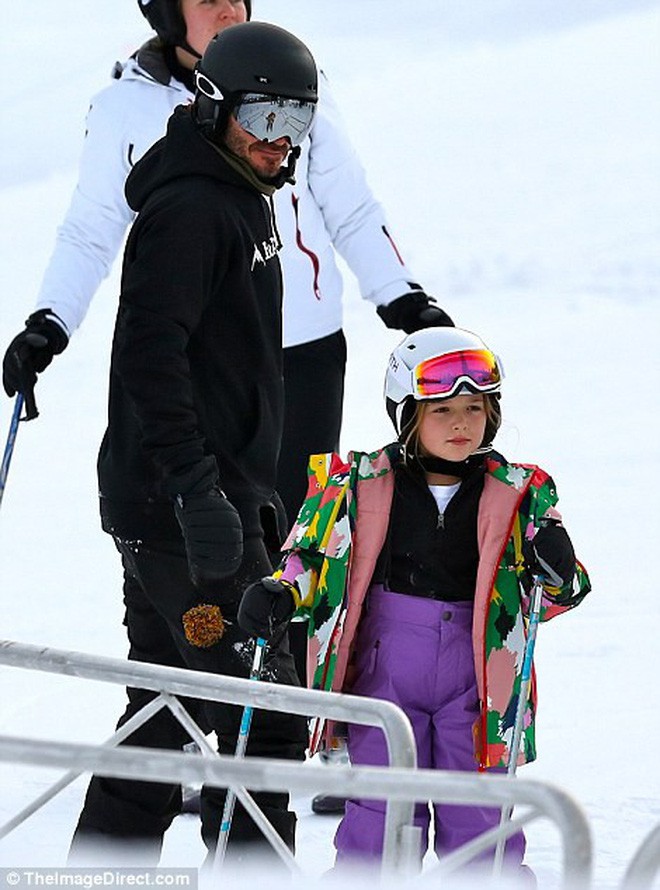Công chúa nhỏ Harper Beckham diện đồ cực xinh trổ tài trượt tuyết cùng bố và anh trai - Ảnh 4.