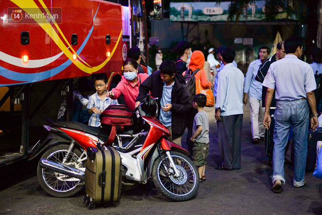 Người dân mang theo hành lí chất trên nóc ô tô, xe máy đổ về Hà Nội và Sài Gòn sau kì nghỉ Tết Nguyên đán kéo dài 1 tuần - Ảnh 33.