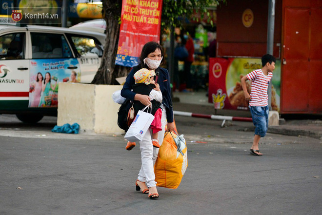 Người dân mang theo hành lí chất trên nóc ô tô, xe máy đổ về Hà Nội và Sài Gòn sau kì nghỉ Tết Nguyên đán kéo dài 1 tuần - Ảnh 34.
