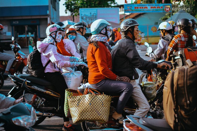 Người dân mang theo hành lí chất trên nóc ô tô, xe máy đổ về Hà Nội và Sài Gòn sau kì nghỉ Tết Nguyên đán kéo dài 1 tuần - Ảnh 37.