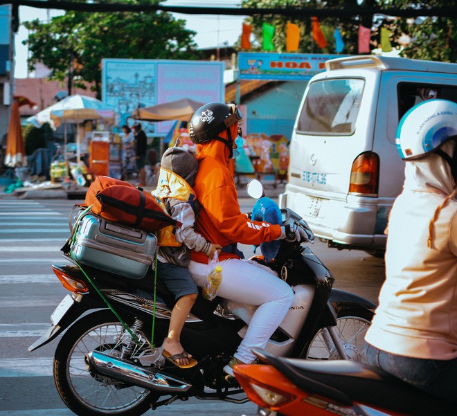 Người dân mang theo hành lí chất trên nóc ô tô, xe máy đổ về Hà Nội và Sài Gòn sau kì nghỉ Tết Nguyên đán kéo dài 1 tuần - Ảnh 39.