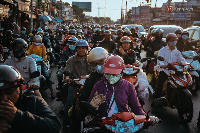 Người dân mang theo hành lí chất trên nóc ô tô, xe máy đổ về Hà Nội và Sài Gòn sau kì nghỉ Tết Nguyên đán kéo dài 1 tuần - Ảnh 40.