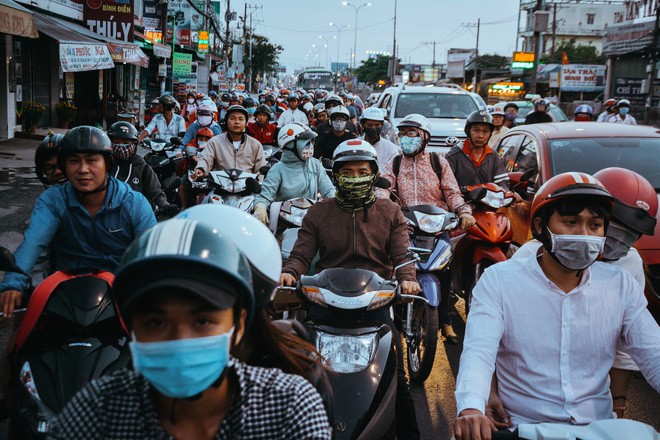 Người dân mang theo hành lí chất trên nóc ô tô, xe máy đổ về Hà Nội và Sài Gòn sau kì nghỉ Tết Nguyên đán kéo dài 1 tuần - Ảnh 41.