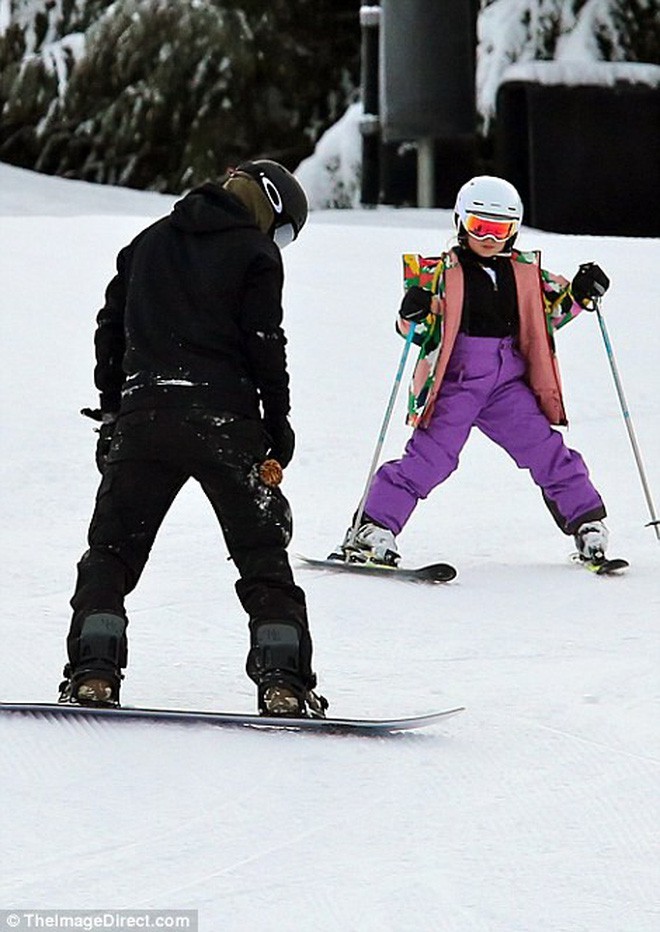Công chúa nhỏ Harper Beckham diện đồ cực xinh trổ tài trượt tuyết cùng bố và anh trai - Ảnh 8.